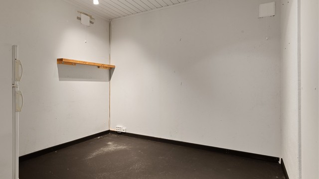 Boligen har en stor bod i underetasjen som gir godt med lagringsplass.