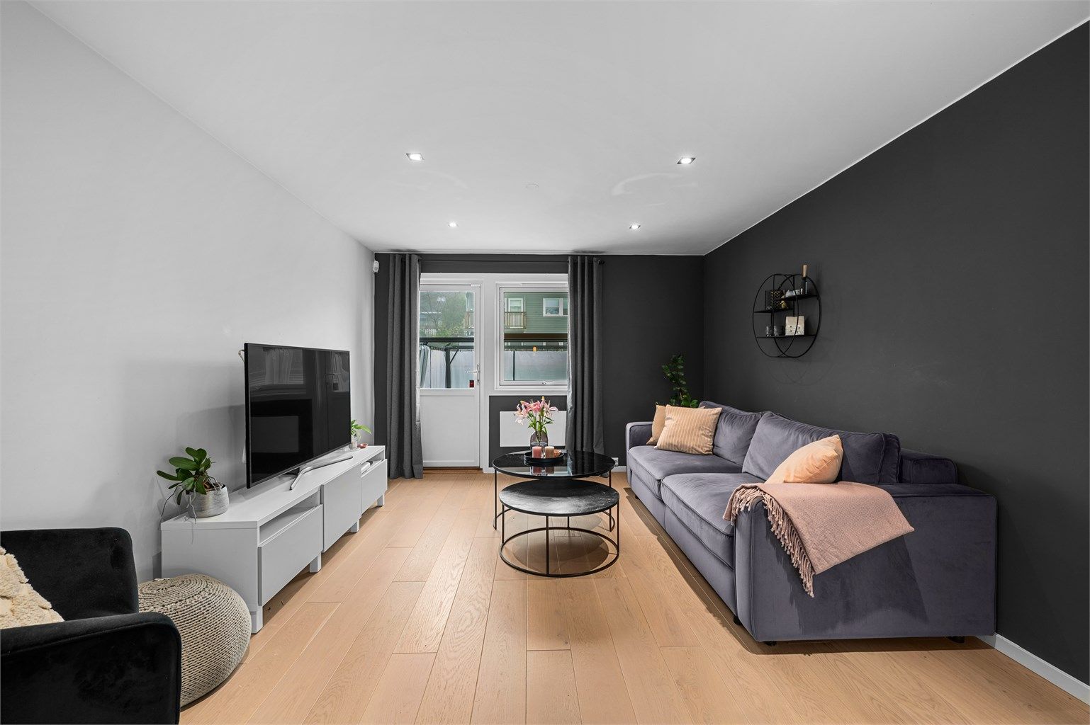 Her er det lagt 1-stavs parkett, det er glatte veggflater og hvit himling med downlights. 