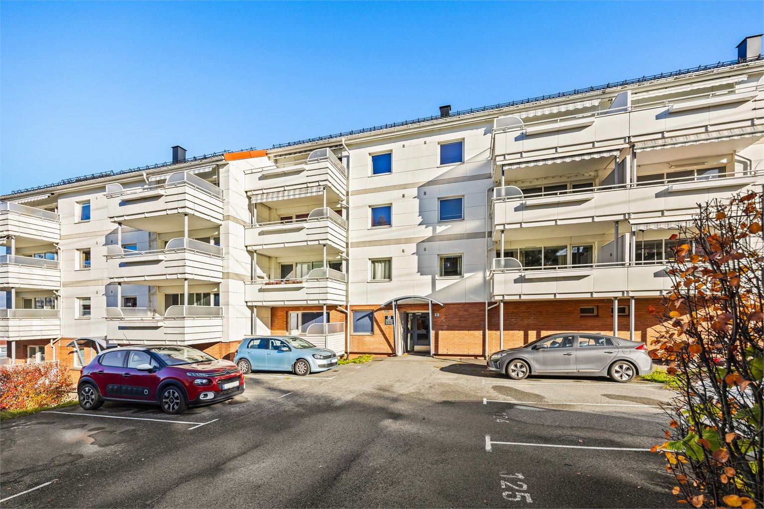 Det medfølger en biloppstillingsplass, samt at området har godt med gjesteparkeringsmuligheter