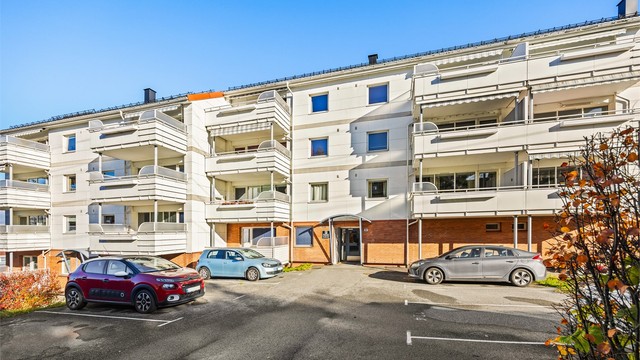 Det medfølger en biloppstillingsplass, samt at området har godt med gjesteparkeringsmuligheter