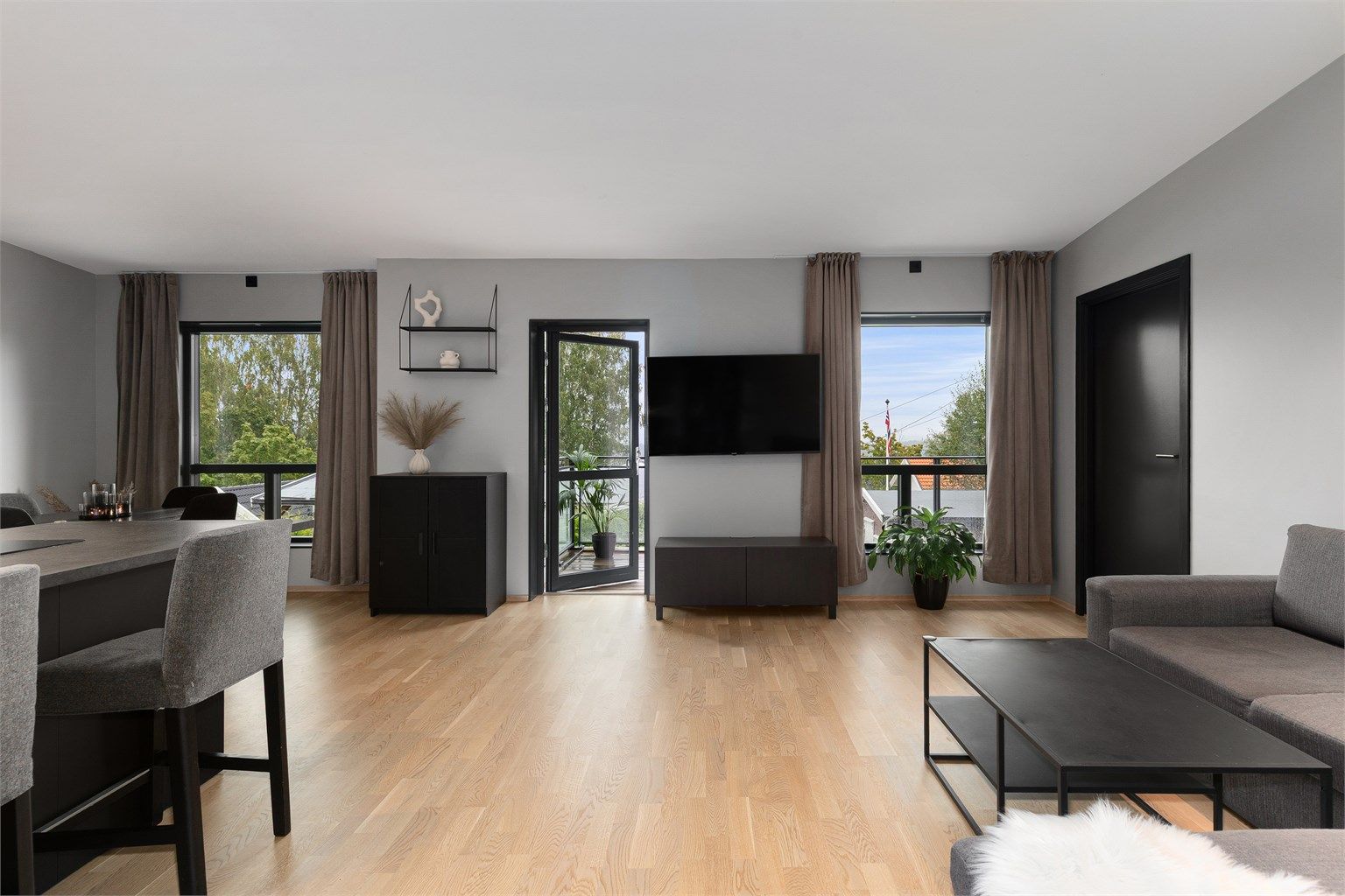 Fra stuen er det adkomst ut til østvendt balkong på ca 10 kvm