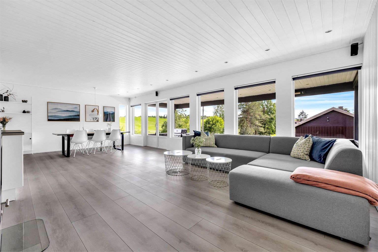 Rommet er praktisk inndelt med separate områder for spisestue og sofakrok, noe som gjør det enkelt å samle familien rundt spisebordet eller foran TV-en.