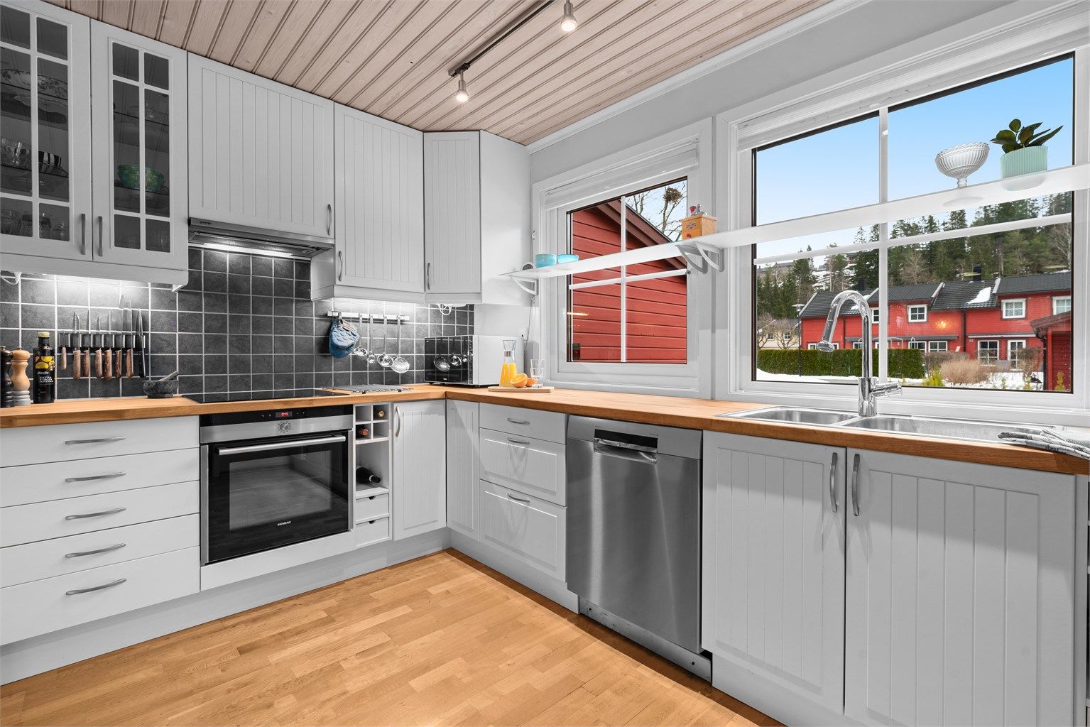 Store vindusflater gir godt med naturlig lys inn på kjøkkenet.