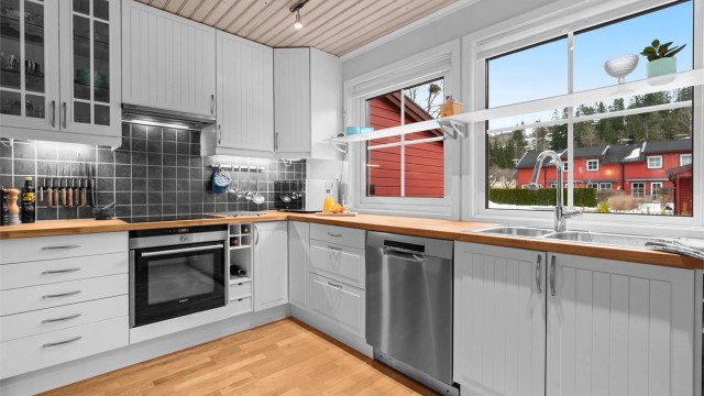 Store vindusflater gir godt med naturlig lys inn på kjøkkenet.