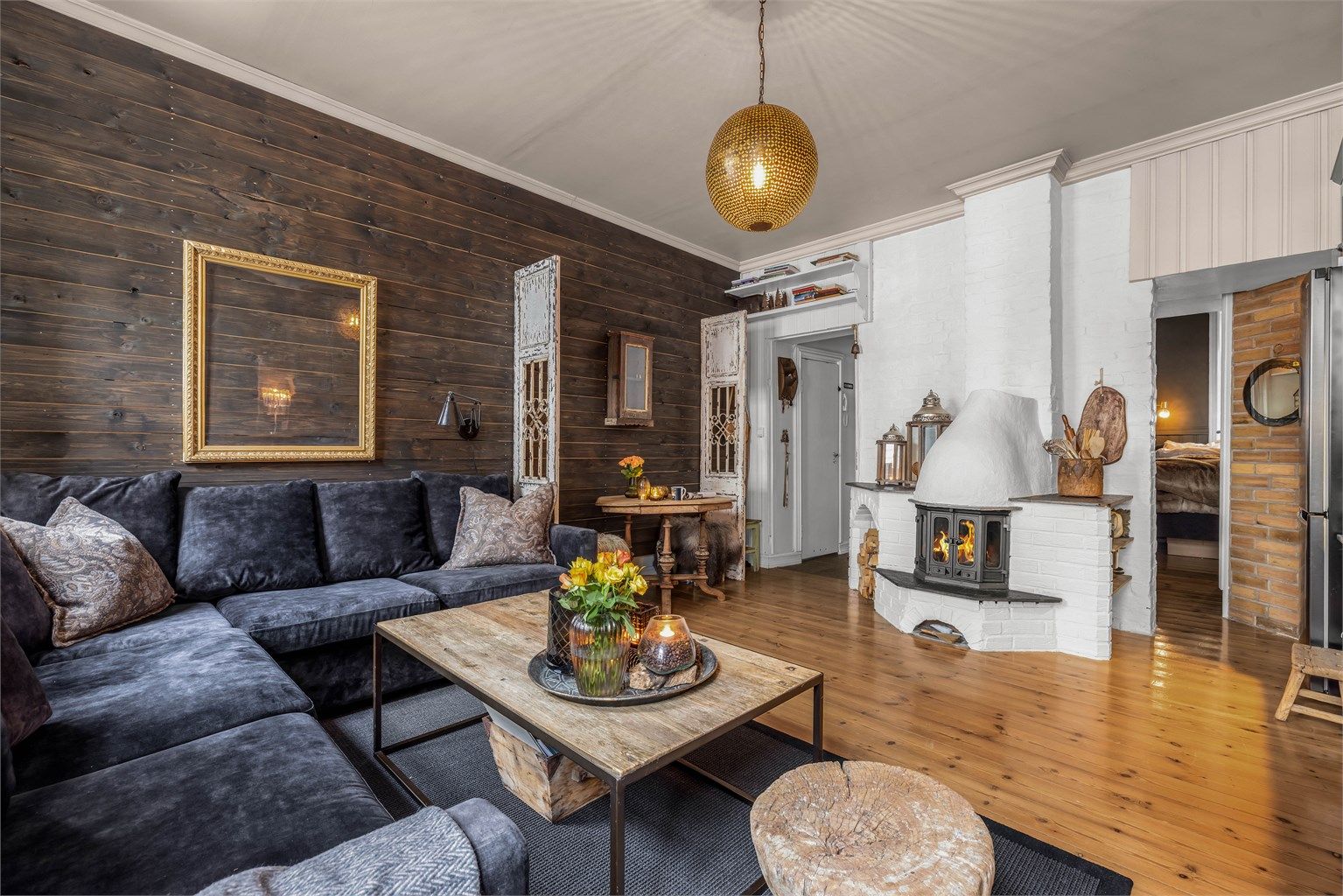 En gjennomgående og innholdsrik leilighet med meget god planløsning og særpreg.