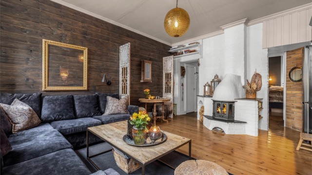 En gjennomgående og innholdsrik leilighet med meget god planløsning og særpreg.