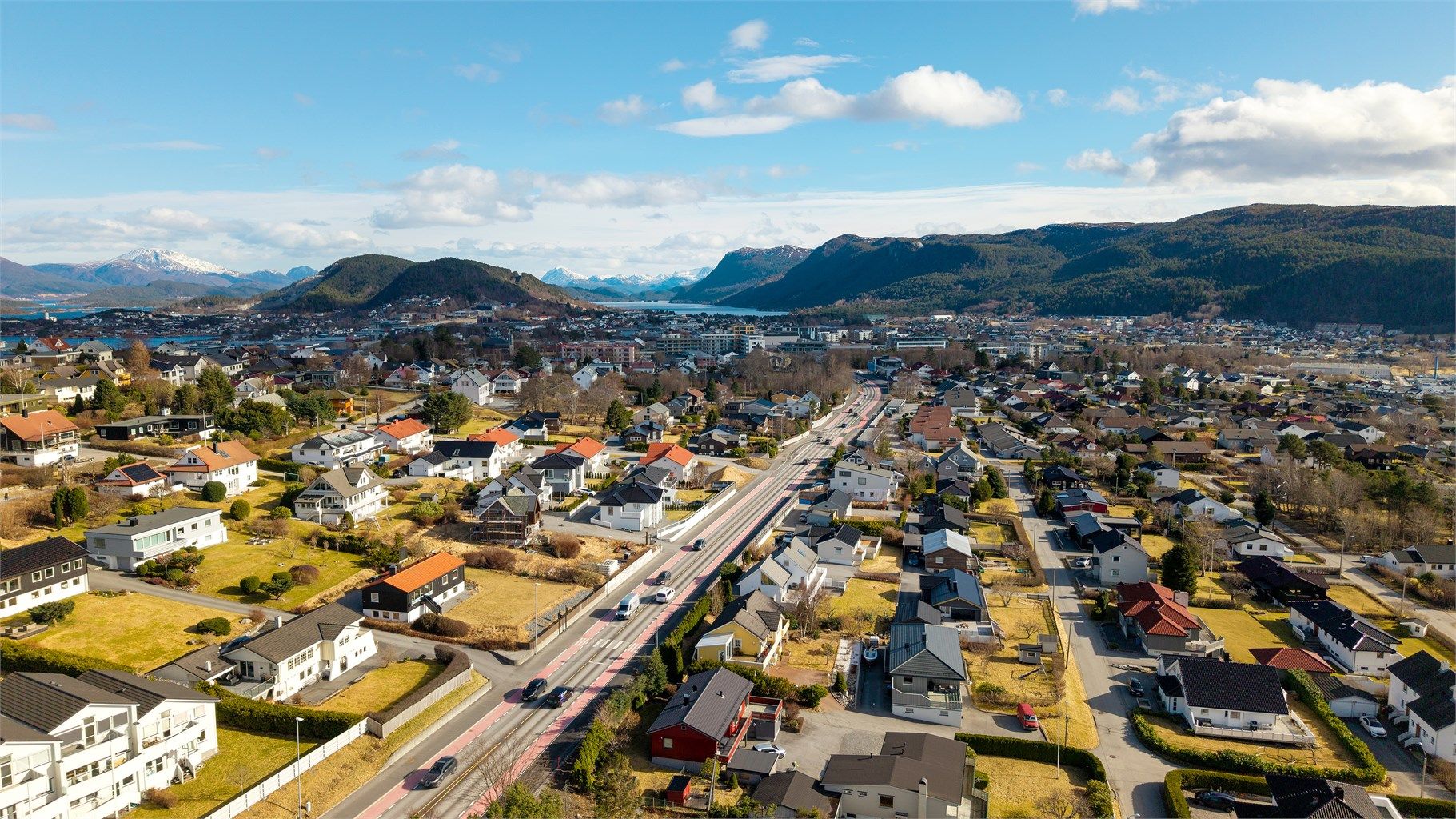 Dronebilde av nærområdet tatt fra vest mot øst