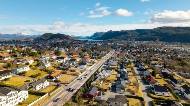 Dronebilde av nærområdet tatt fra vest mot øst