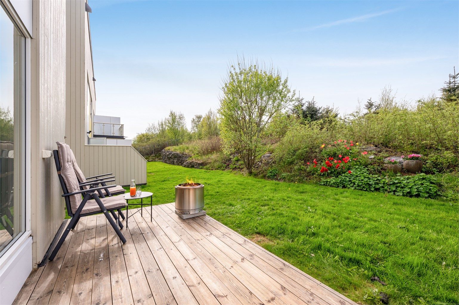 Enderekkehuset grenser mot grønt friareal hvor ettermiddags- og kveldsolen kan nytes