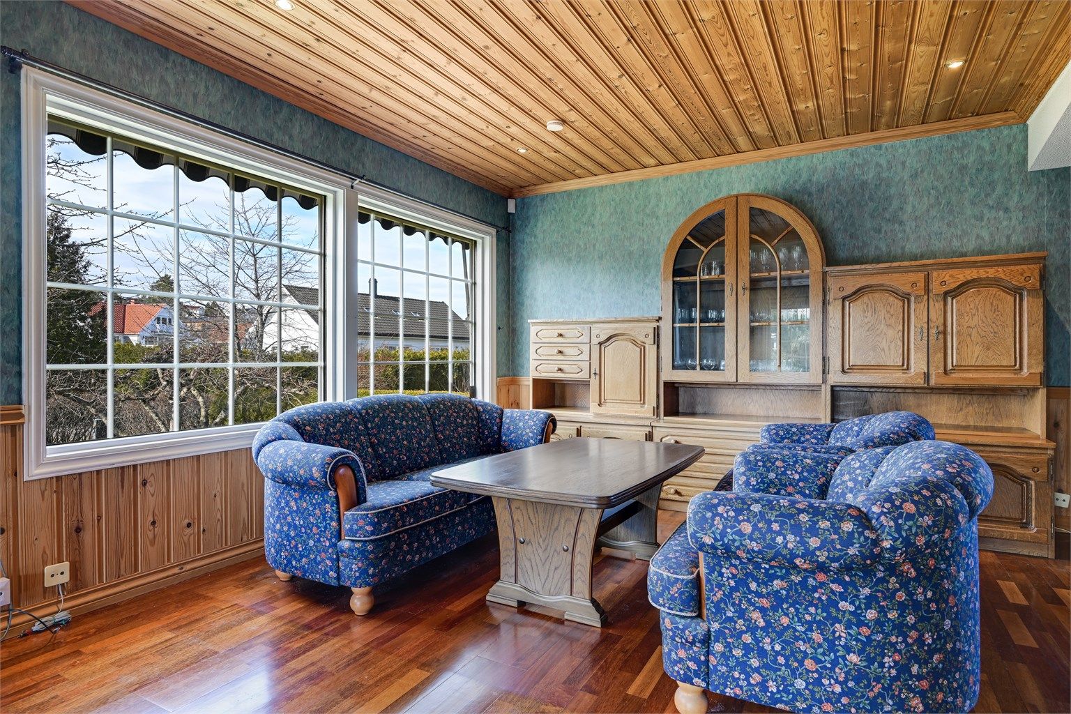 Vinduene er malte trevinduer med 2-lags glass, hovedsakelig fra ombyggingen i 1979.