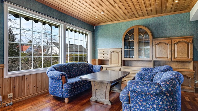 Vinduene er malte trevinduer med 2-lags glass, hovedsakelig fra ombyggingen i 1979.