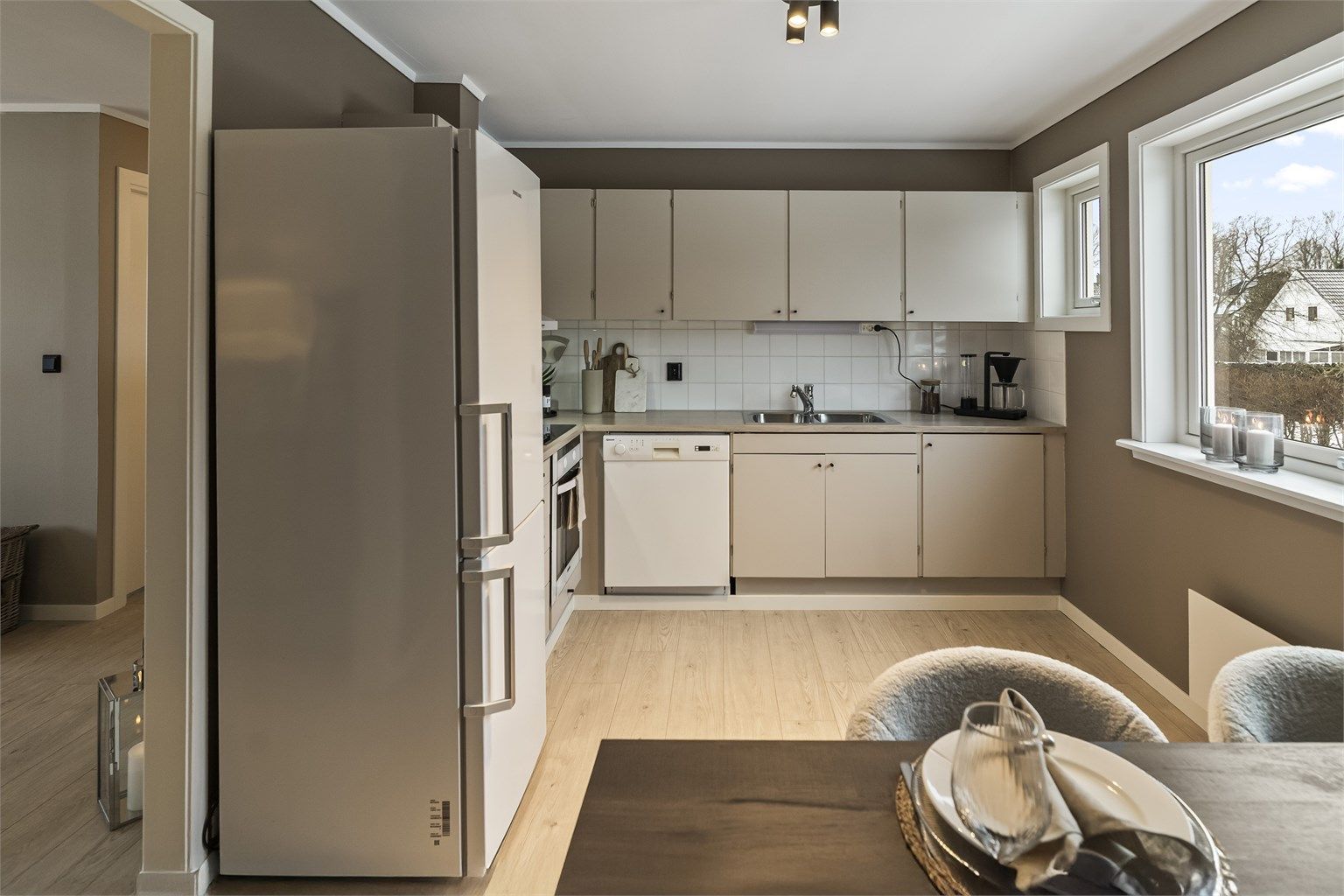 Kjøkkenet er stort med god benkeplass og med god plass i skaper