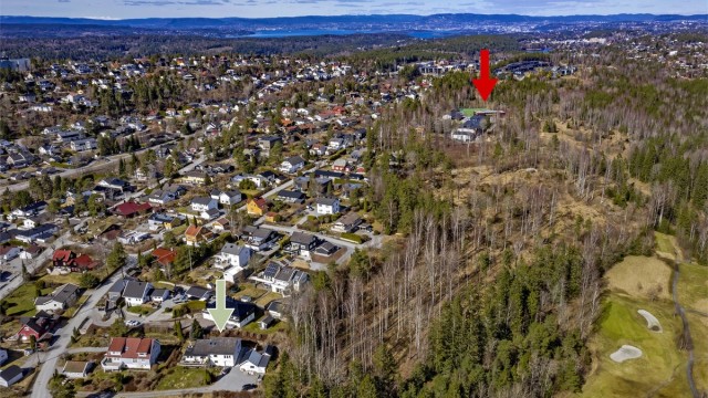 Super beliggenhet i et populært og barnevennlig boområde - rød pil viser Østli barneskole med blant annet fotballbane