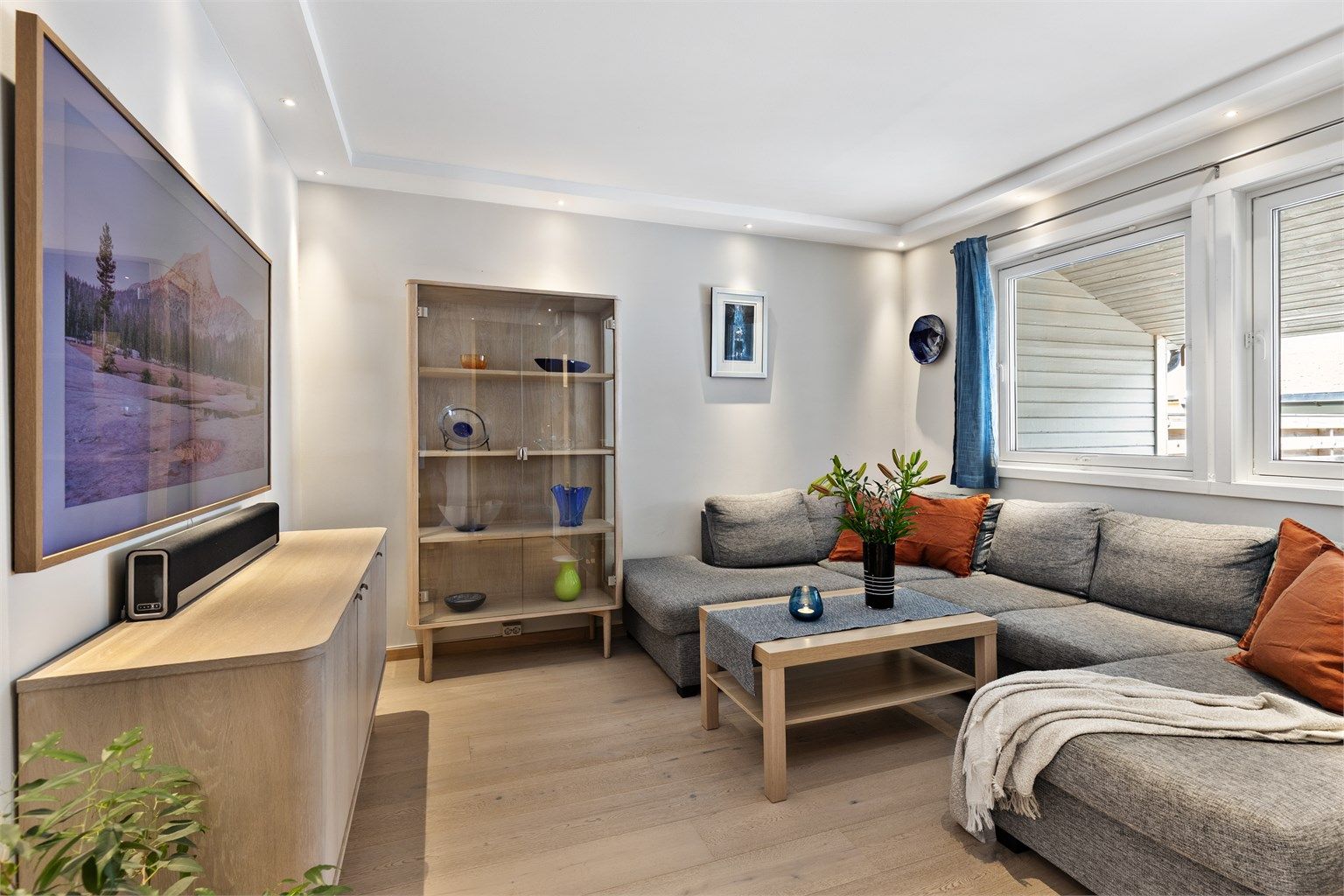 Stuen er av god størrelse med plass til sofa, tilhørende salongbord og TV-seksjon. 