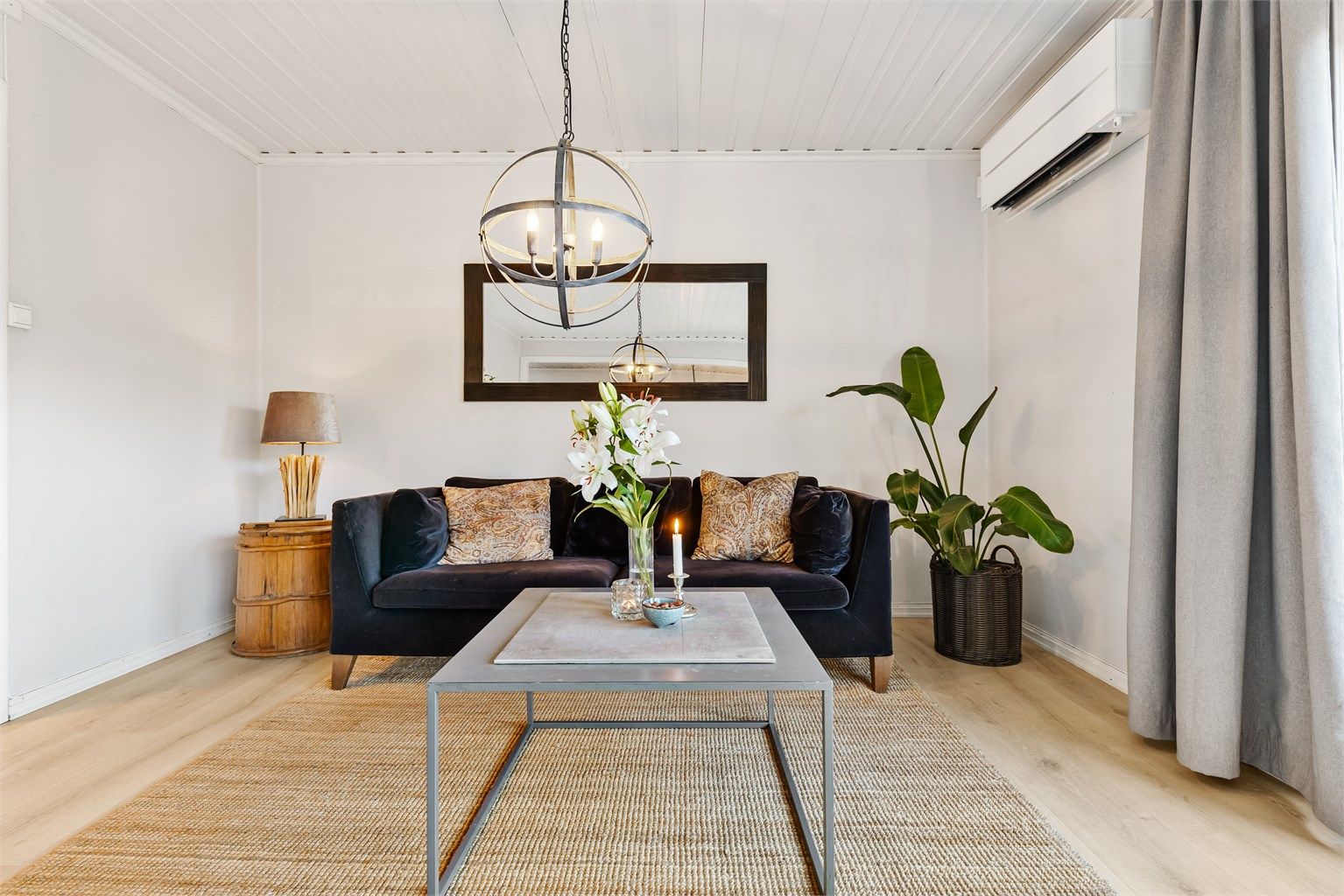 Stuen er svært romslig med store vindusflater som gir rikelig med naturlig lys.