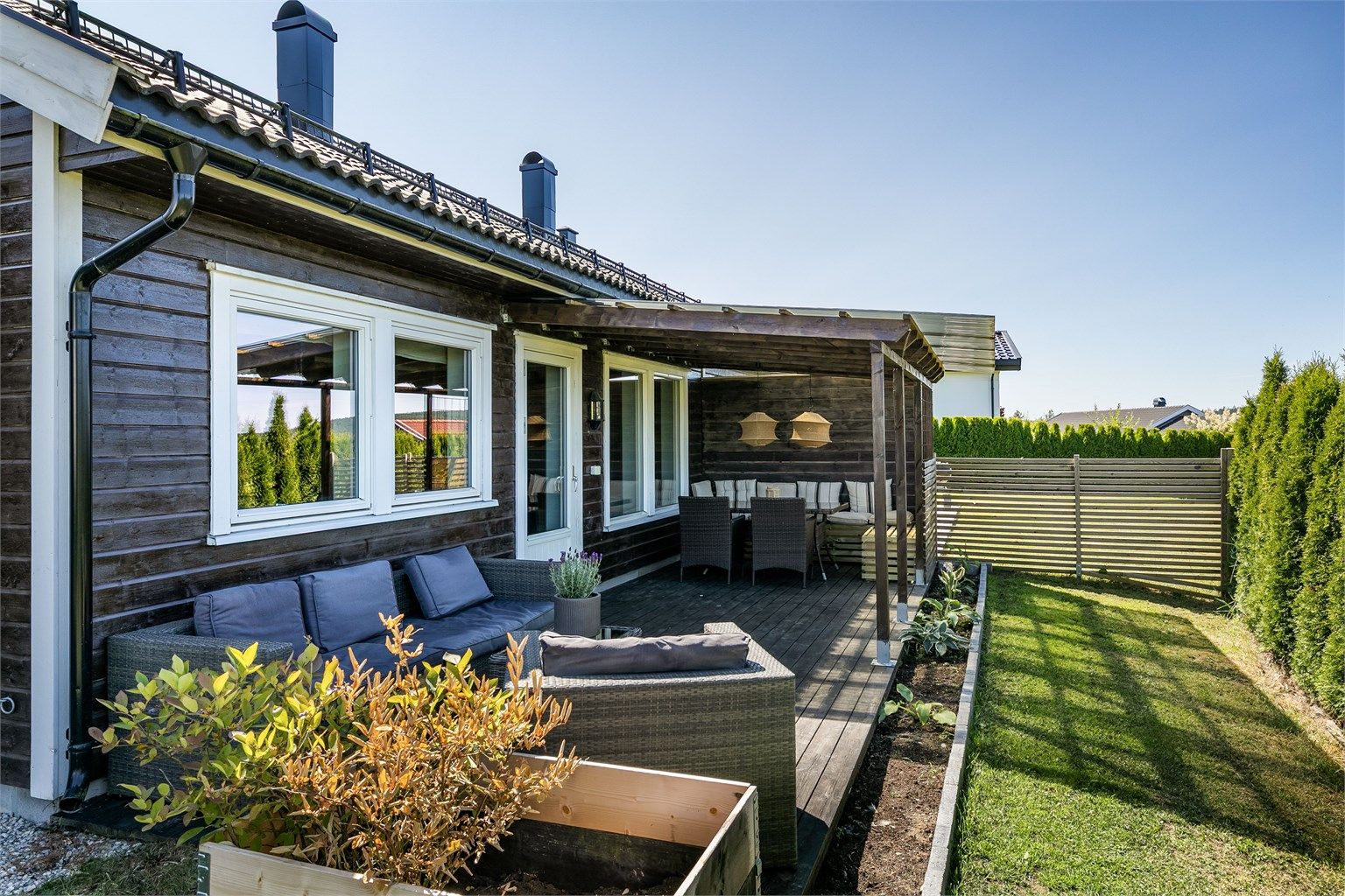 Boligen ble oppført i 2019 og har alt på én flate. På vest- og nordsiden er det anlagt en fin hage med stor terrasse.