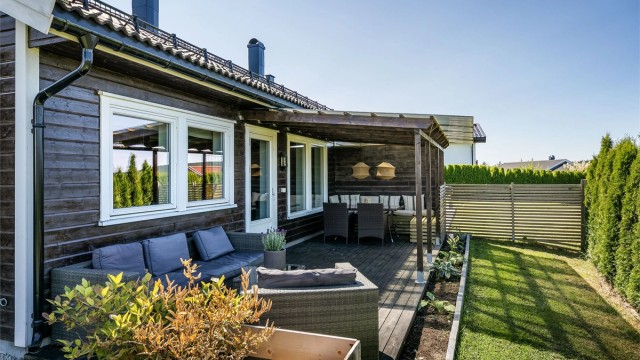 Boligen ble oppført i 2019 og har alt på én flate. På vest- og nordsiden er det anlagt en fin hage med stor terrasse.