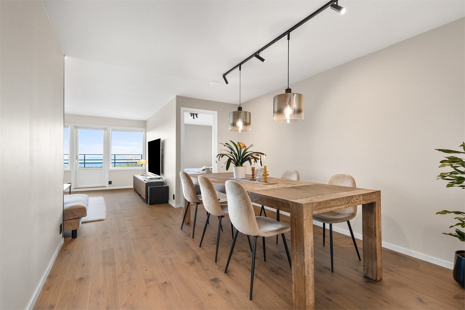 I spisestuen er det god plass til stort spisebord. Tilgang til det ene soverommet fra spisestuen.