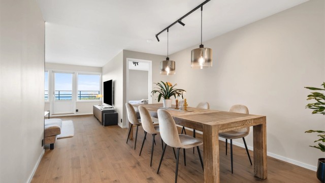 I spisestuen er det god plass til stort spisebord. Tilgang til det ene soverommet fra spisestuen.