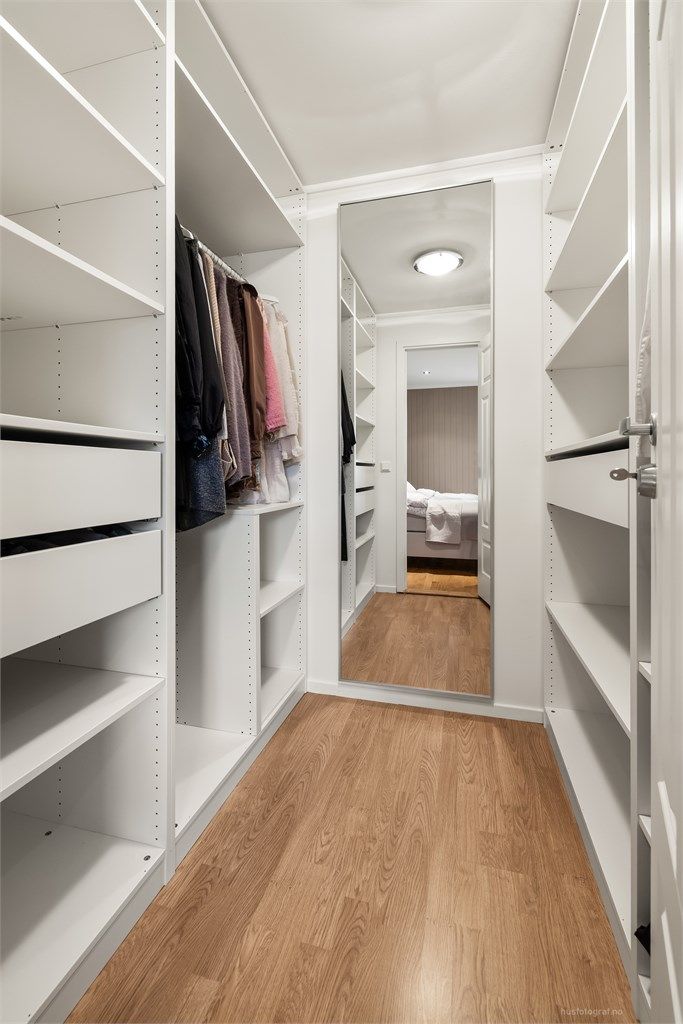 Walk-in garderobe (opprinnelig byggemeldt som kott), dette rommet har en åpen garderobeløsning med hyller, skuffer og klesskinner.