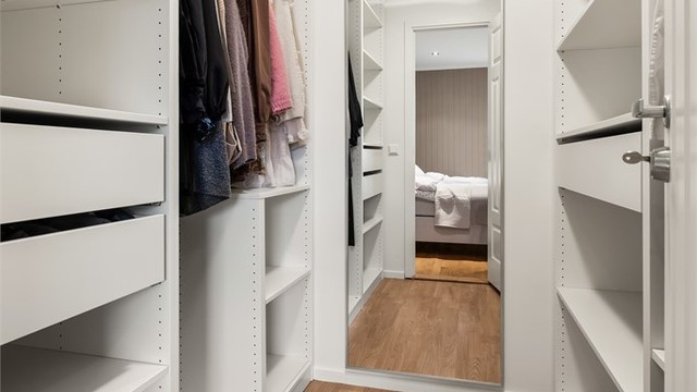 Walk-in garderobe (opprinnelig byggemeldt som kott), dette rommet har en åpen garderobeløsning med hyller, skuffer og klesskinner.