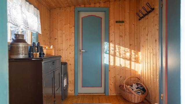 Velkommen inn! Romslig entré med god plass til oppbevaring av yttertøy og sko. I tillegg finner man to praktiske boder på 4,5 og 5 kvm med ytterligere oppbevaringsmuligheter.
