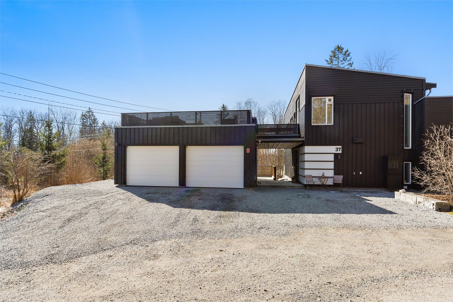 Boligen har en romslig dobbelgarasje med lader for elbil.