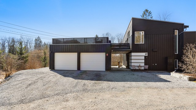 Boligen har en romslig dobbelgarasje med lader for elbil.