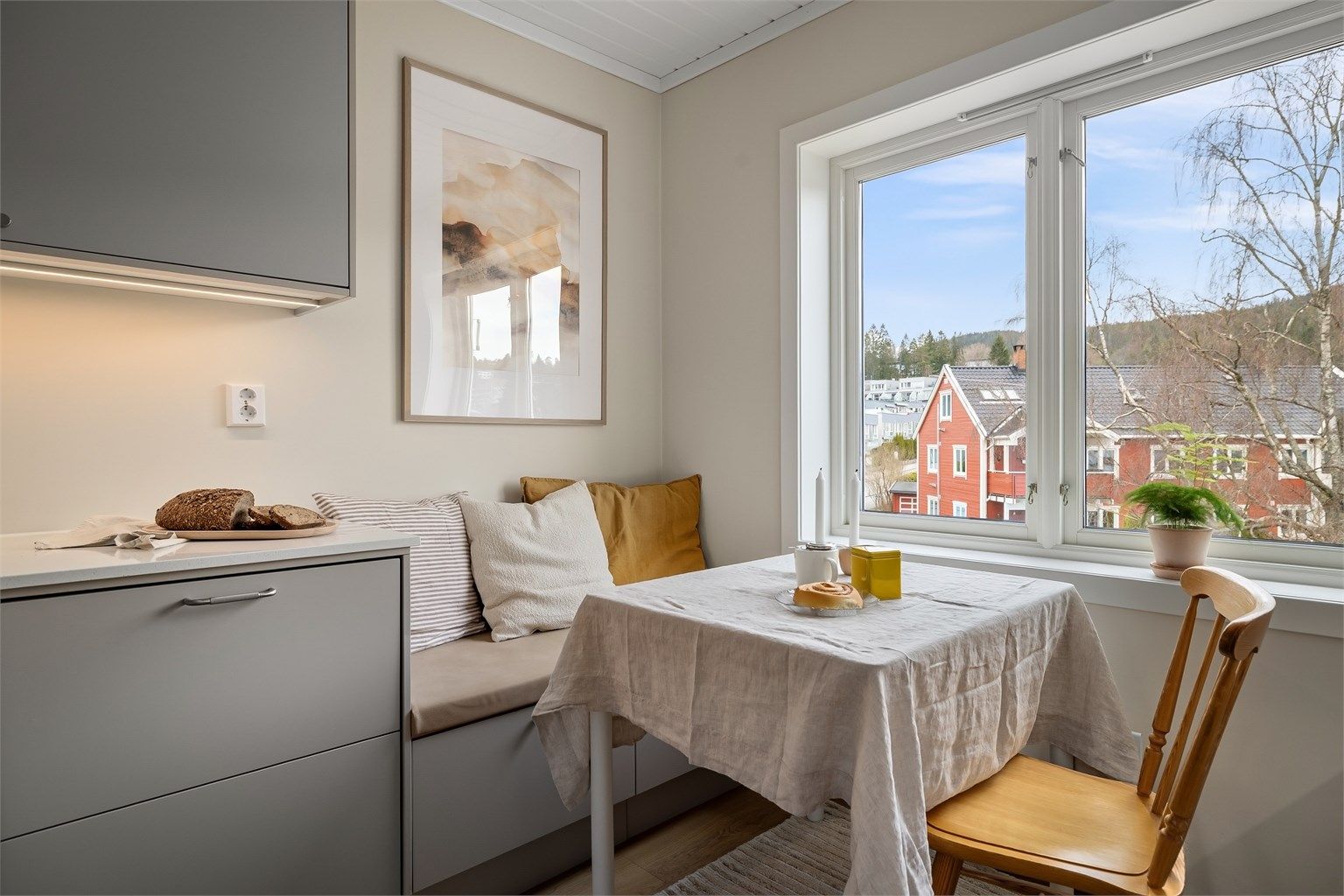 Godt med oppbevaring og mye benkeplass samt en plassbygd "sittebenk" med integrert oppbevaring