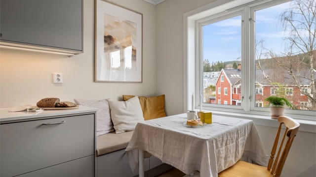 Godt med oppbevaring og mye benkeplass samt en plassbygd "sittebenk" med integrert oppbevaring