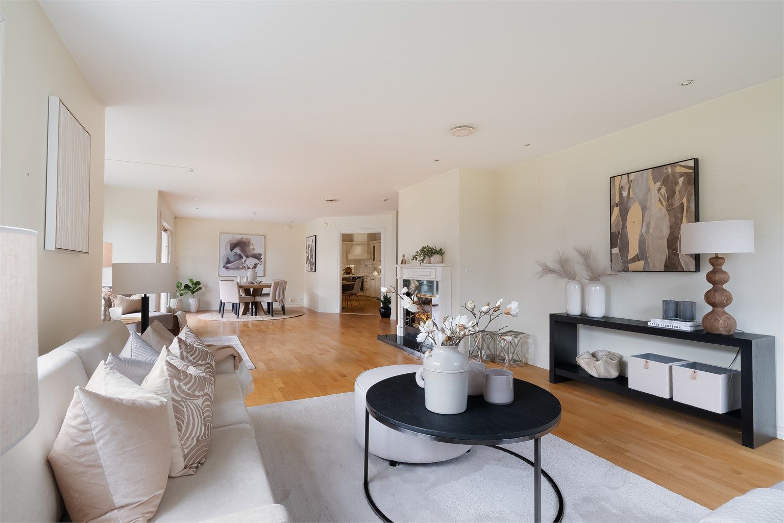 Stuen er romslig og kan deles inn i flere soner.