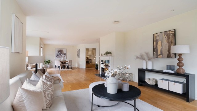 Stuen er romslig og kan deles inn i flere soner.