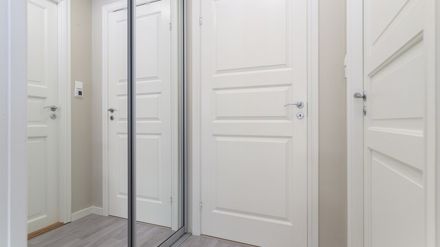 Mellomgangen er godt utnyttet med skyvedørsgarderobe, som gir ekstra oppbevaringsplass
