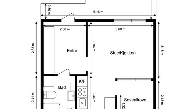 Gjennomtenkt planløsning med åpen stue- og kjøkkenløsning og en praktisk sovealkove.