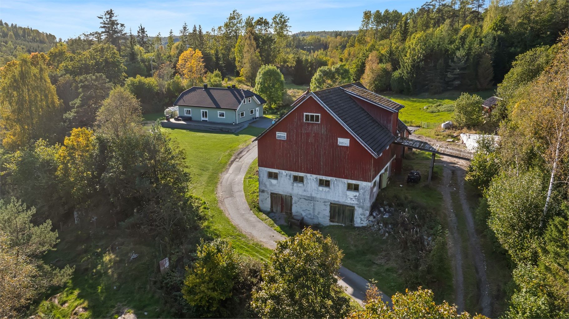 Småbruket skal skilte med gode solforhold, stor låve og masse boltreplass!