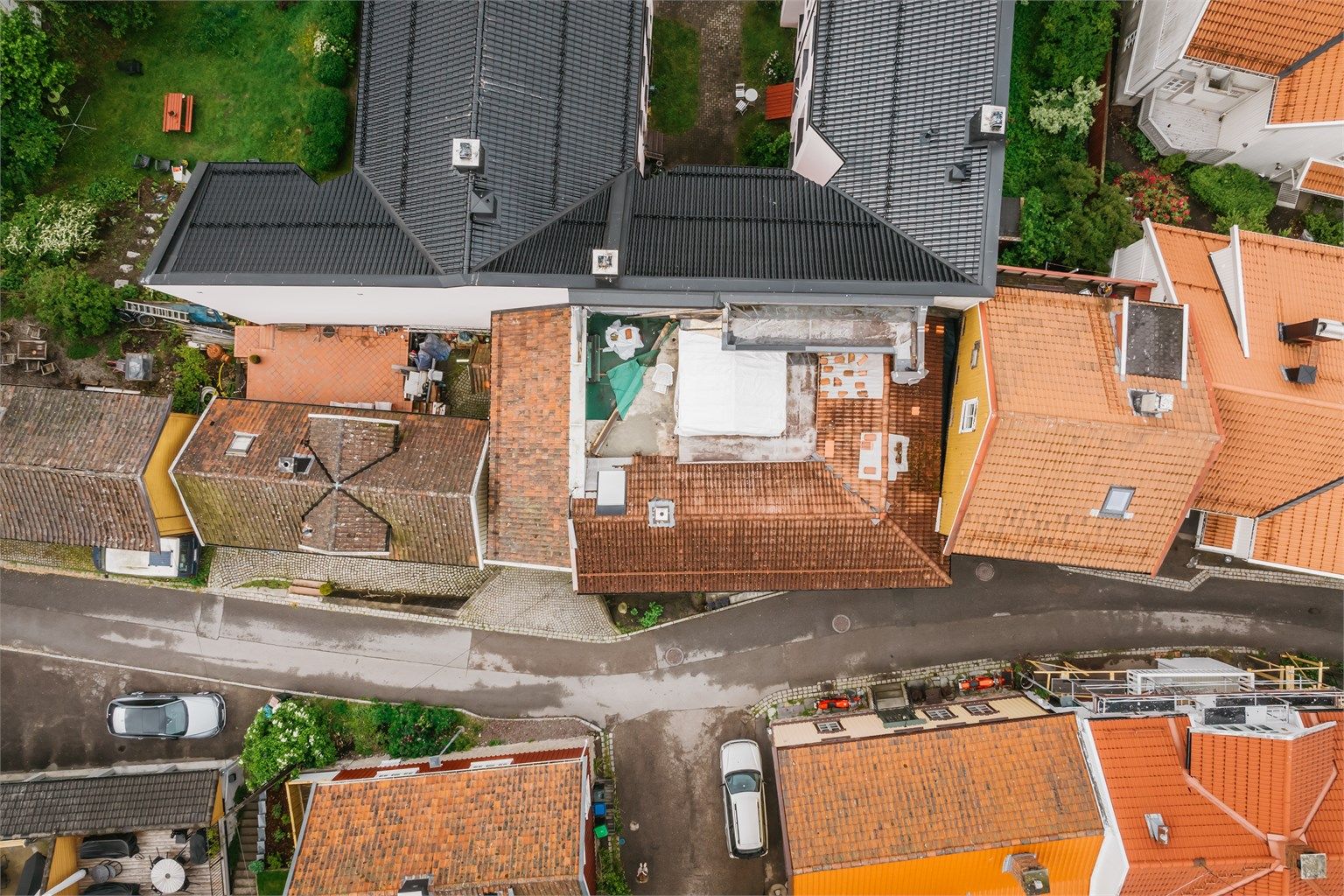 Eiendommen sett ovenfra, sentralt plassert i bybildet. Tak"terrassen" er ikke byggesøkt. 