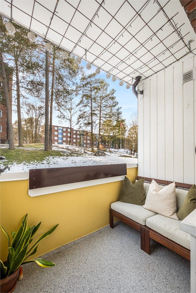 Balkongen har plass til en hyggelig sittegruppe.