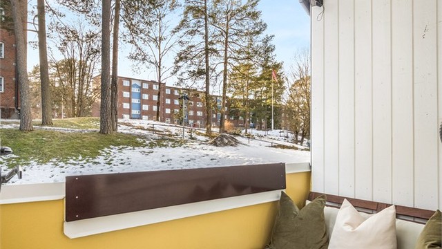 Balkongen har plass til en hyggelig sittegruppe.