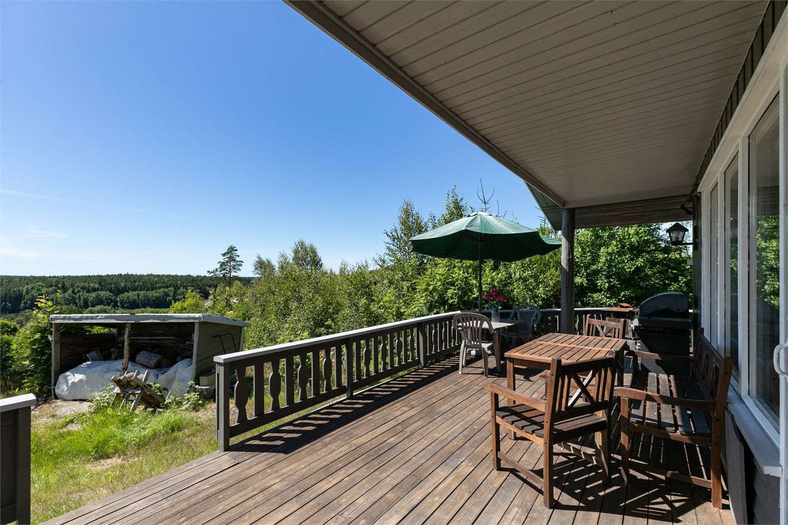 Under takutstikket er det lunt og hyggelig å sitte ute på de lyse, fine sommerkveldene.