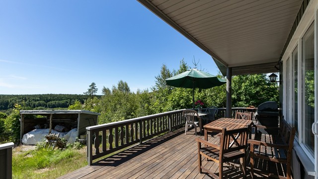 Under takutstikket er det lunt og hyggelig å sitte ute på de lyse, fine sommerkveldene.