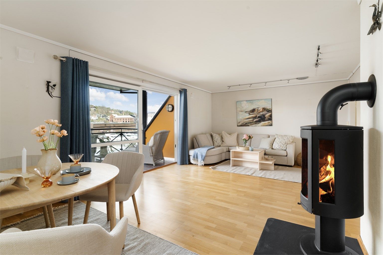 Peisovnen er sentralt plassert mellom stue og kjøkken, og skaper en naturlig soneinndeling.