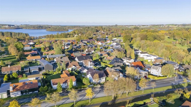 Her bor du nær populære turområder, badeplasser og turstier.