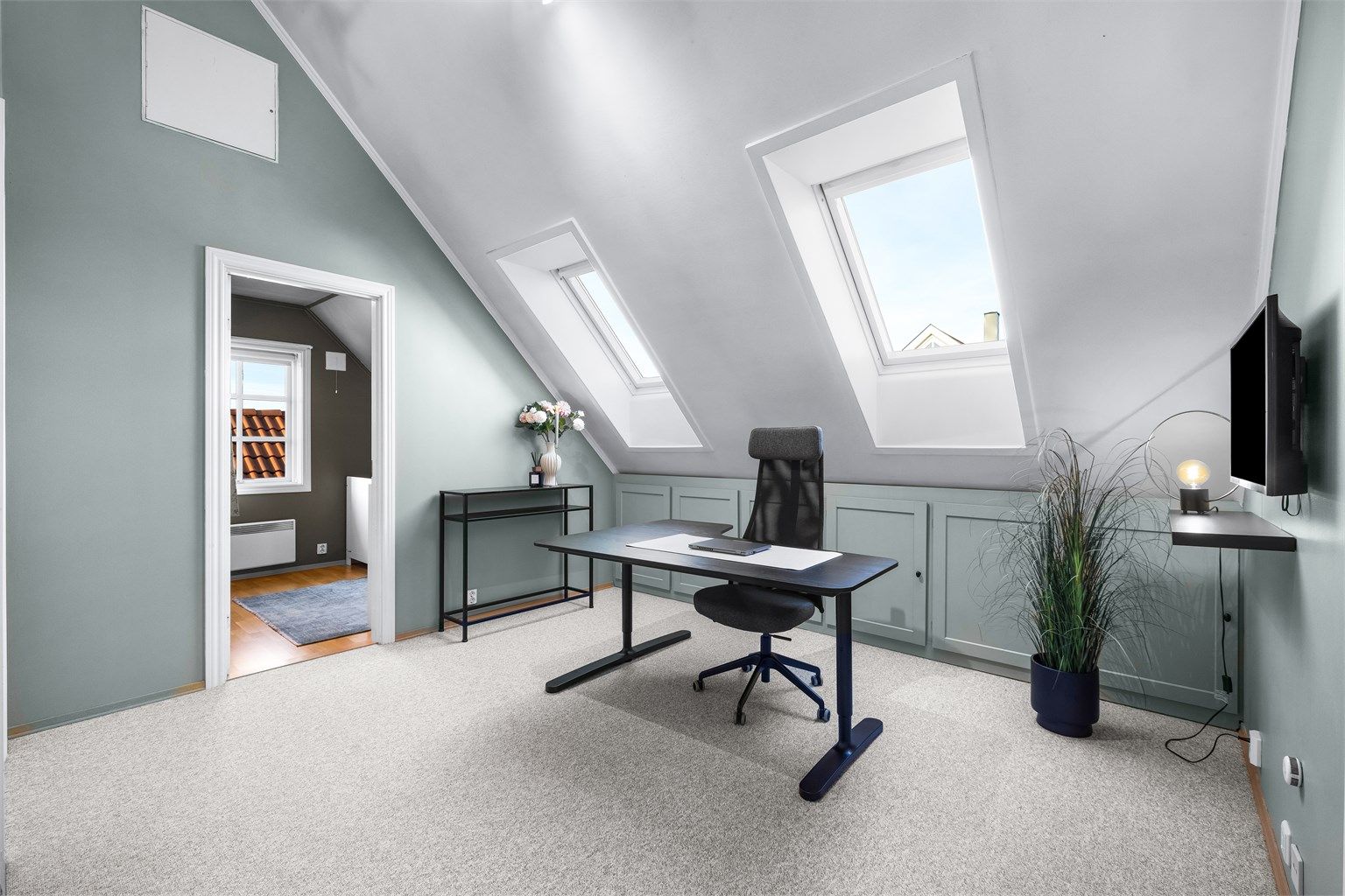 Loftstuen er et allsidig rom som kan brukes som TV-stue, lekerom eller kontor. Praktiske oppbevarings løsninger etablert i knevegg. 