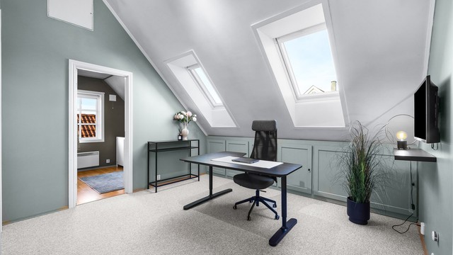 Loftstuen er et allsidig rom som kan brukes som TV-stue, lekerom eller kontor. Praktiske oppbevarings løsninger etablert i knevegg.