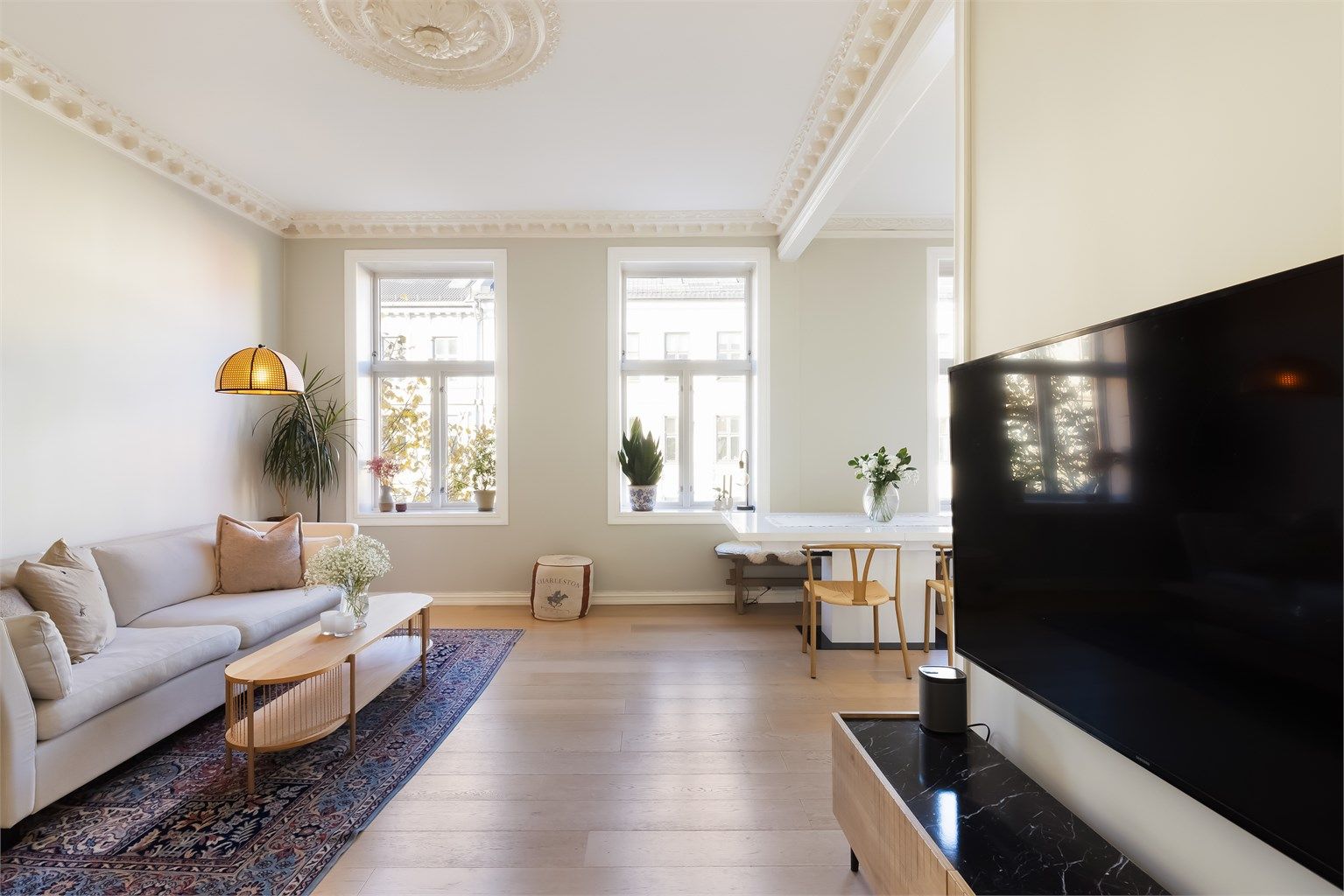 Store vindusflater slipper inn rikelig med naturlig lys.