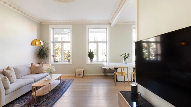 Store vindusflater slipper inn rikelig med naturlig lys.