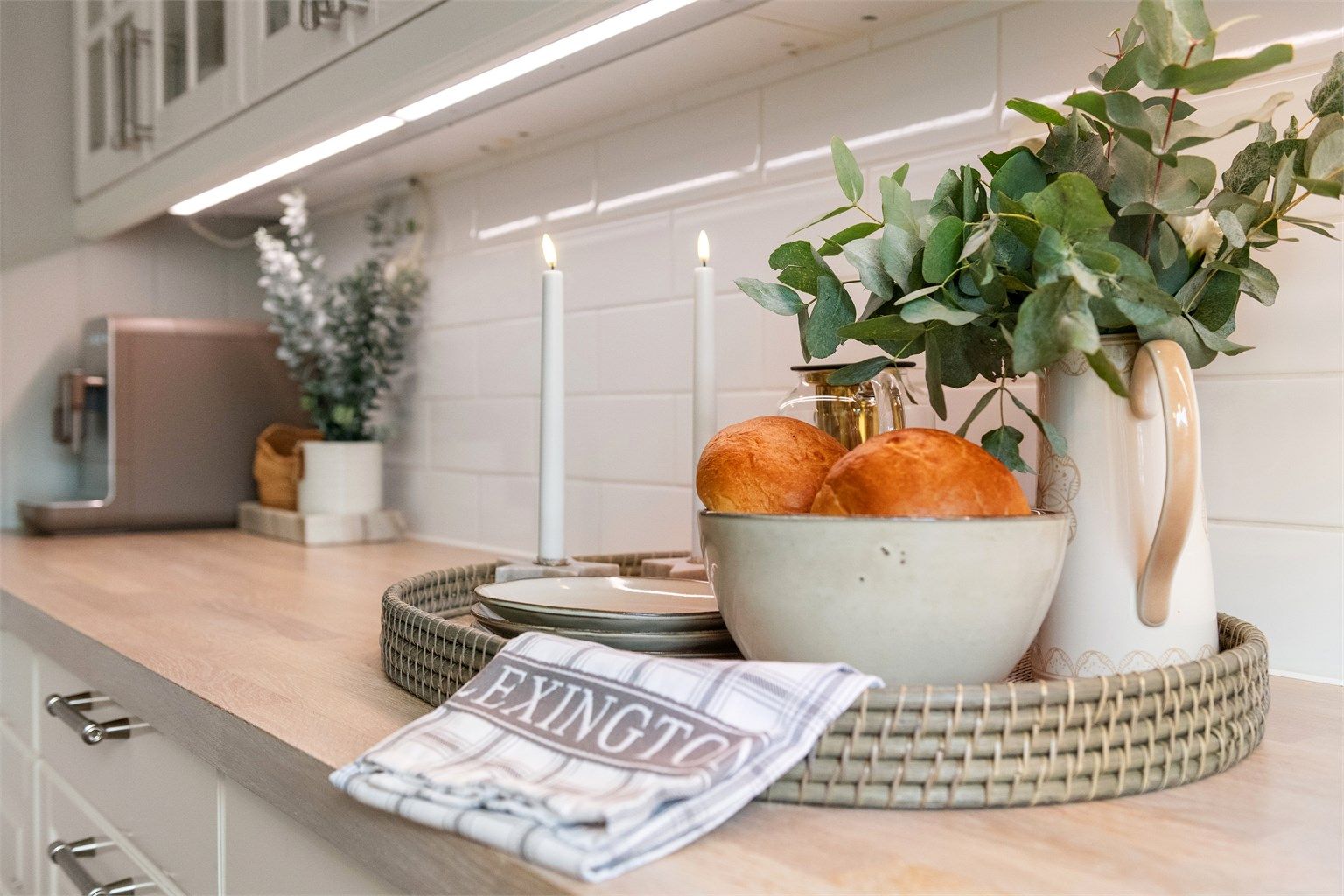 Benkeplate av heltre og fliser mellom benk og overskap