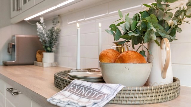 Benkeplate av heltre og fliser mellom benk og overskap