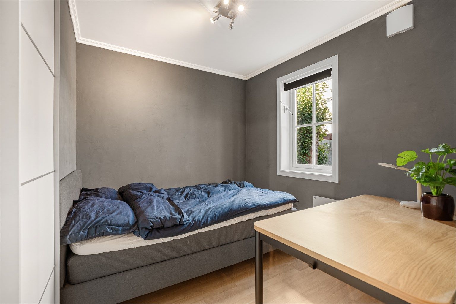 Soverommet har en fin størrelse hvor det er plass til både dobbeltseng og skrivebord. Det er også skyvedørsgarderobe som medfølger. 
