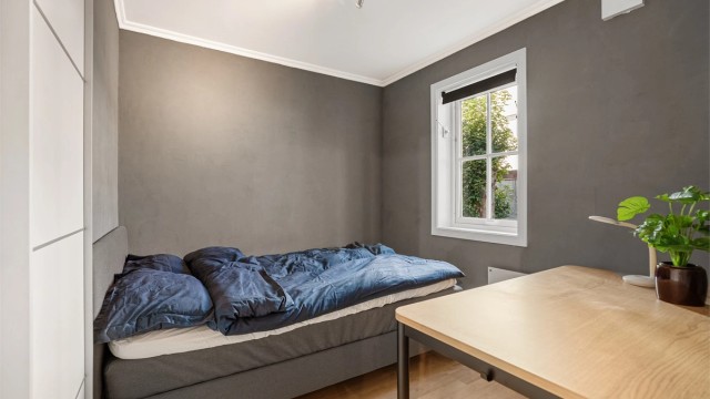 Soverommet har en fin størrelse hvor det er plass til både dobbeltseng og skrivebord. Det er også skyvedørsgarderobe som medfølger.